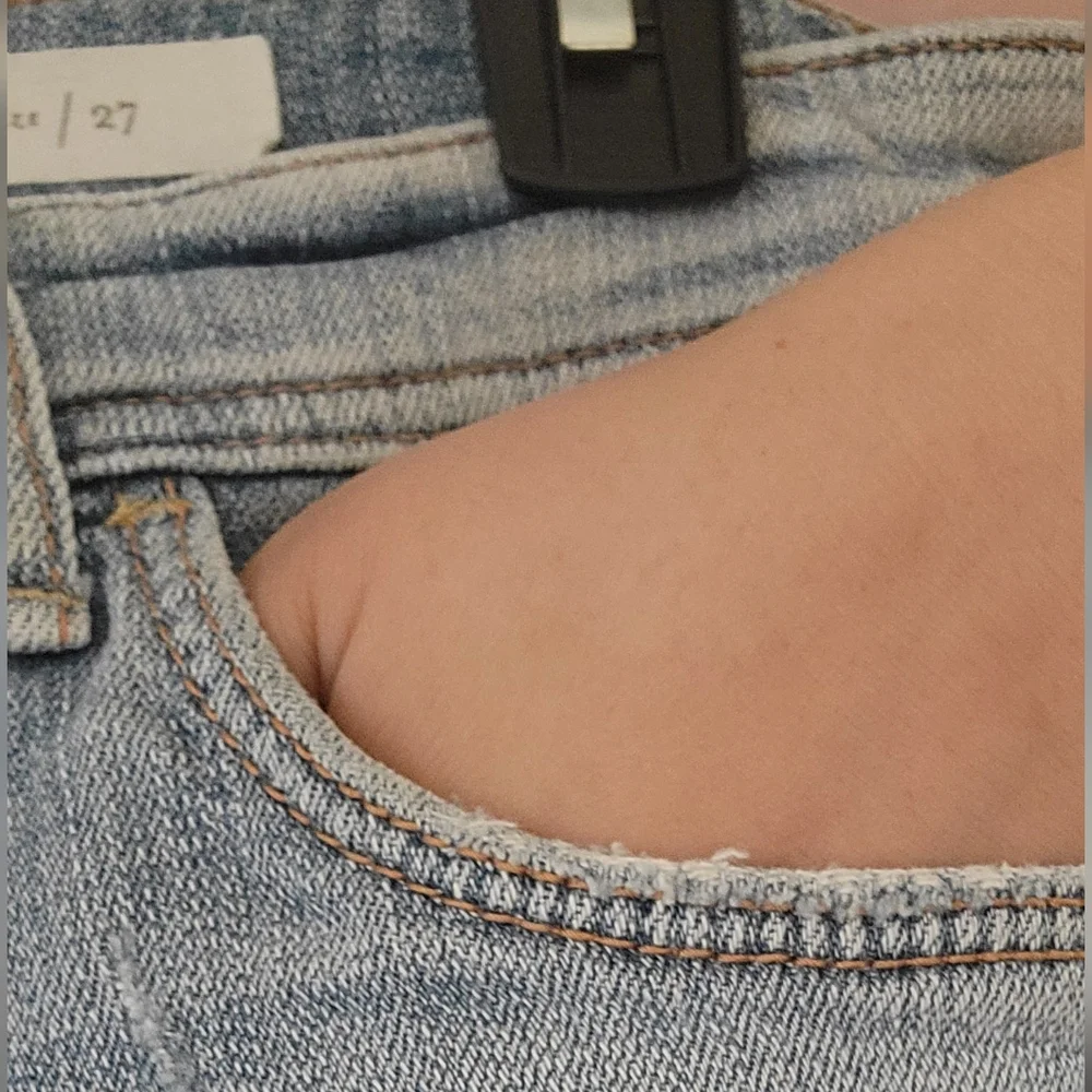 27 Anthropologie Pilcro Mid Rise Denim  Light Wash Distressed Jean Shorts Boho - Picture 3 of 8